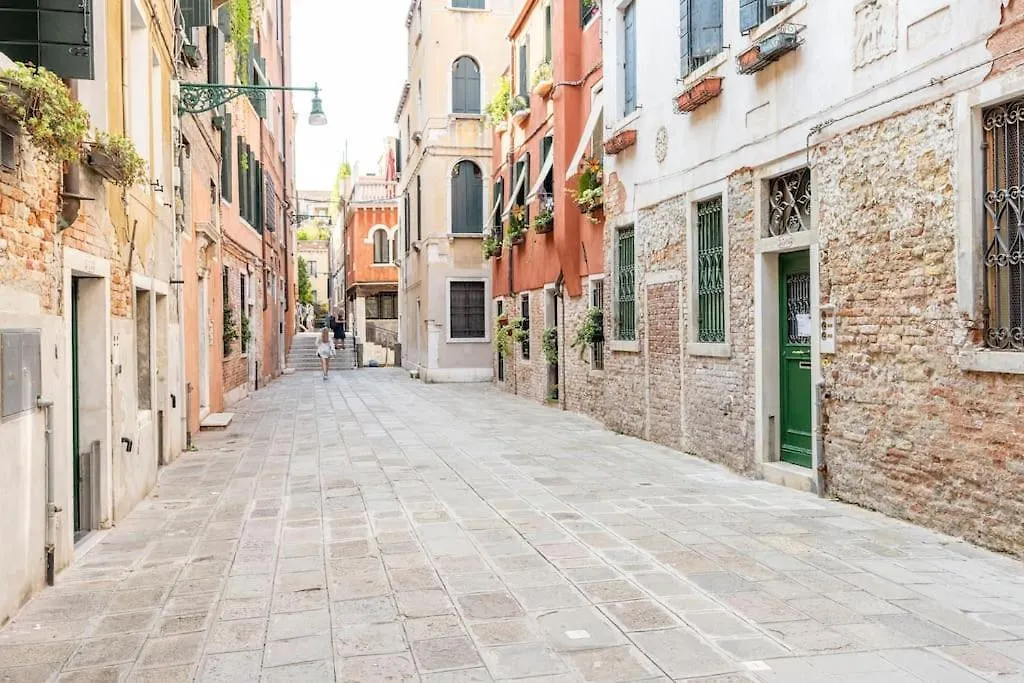 Dream'S Door With Canal View In Venice Italy